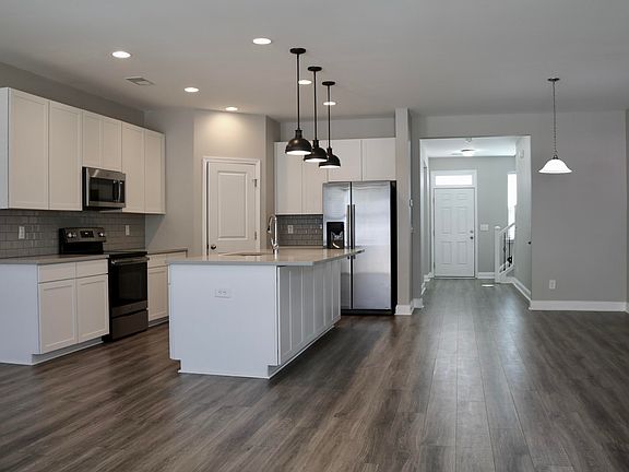 4th image of 7869 Montview Rd