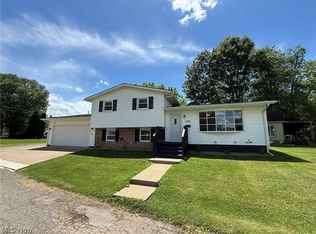 220 W 11th St, Uhrichsville, OH 44683