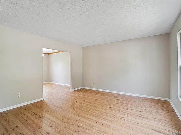 4th image of 924 Carriage Ln