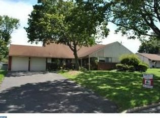 38 Round Hill Rd, Levittown, PA 19056