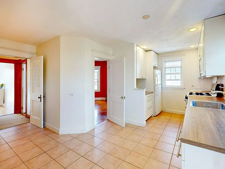 8 Douglas Ave #2 — Photo 3