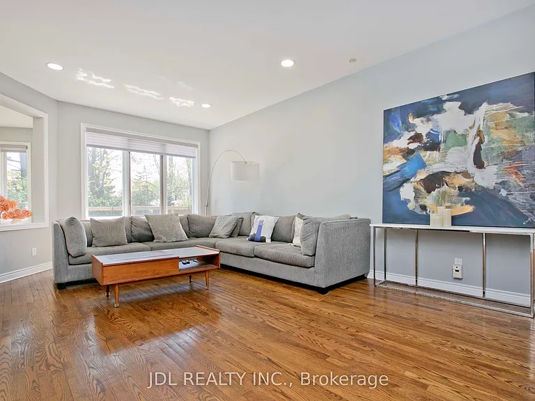 53 Aldershot Cres — Photo 16