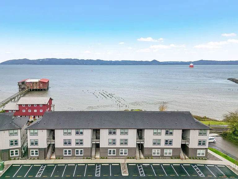 Astoria Waterfront — Photo 25