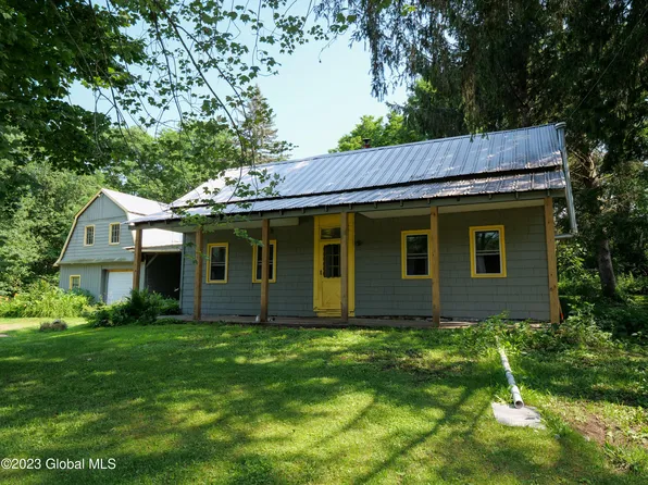 1064 W Galway Road, Hagaman, NY 12086