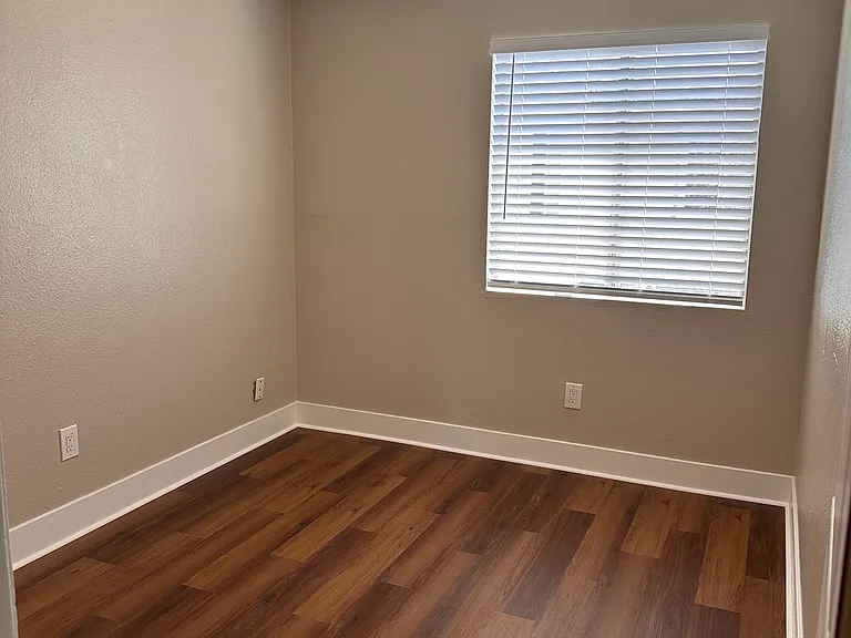1811 E Grand Ave — Photo 4