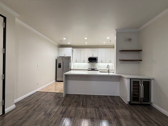 4th image of 625 S Berendo St APT 413