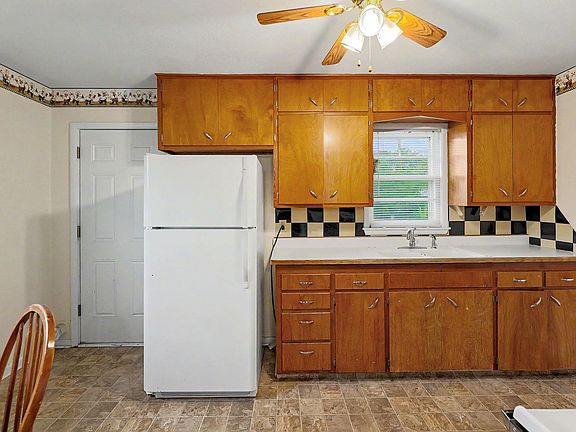 4th image of 806 N Arapaho Ave