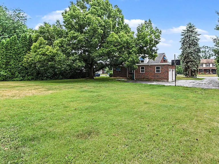 125 W Governor Rd — Photo 23