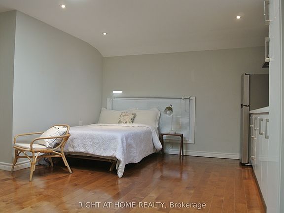 5th image of 1088 Pearson Dr #1