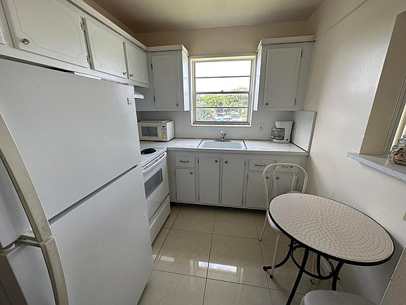 4th image of 40 Windsor B