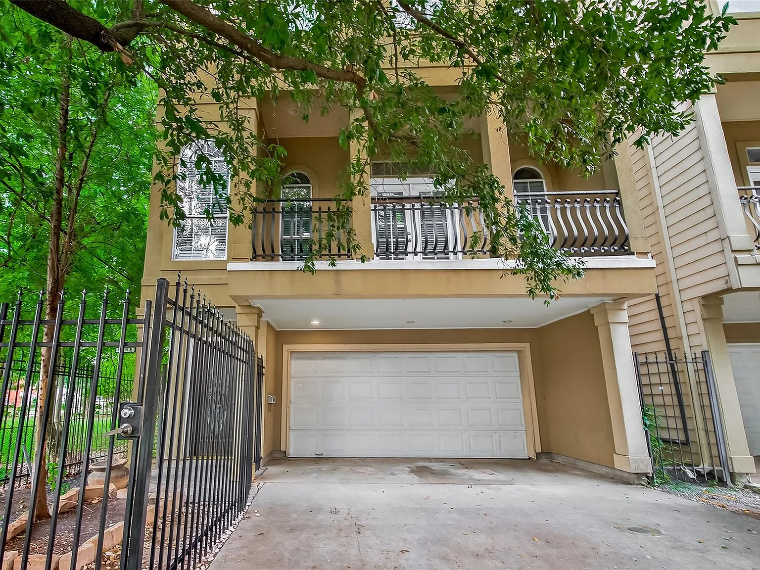 3 bed, 3.5 bath, 2621 sqft, $2,995 — Photo 2