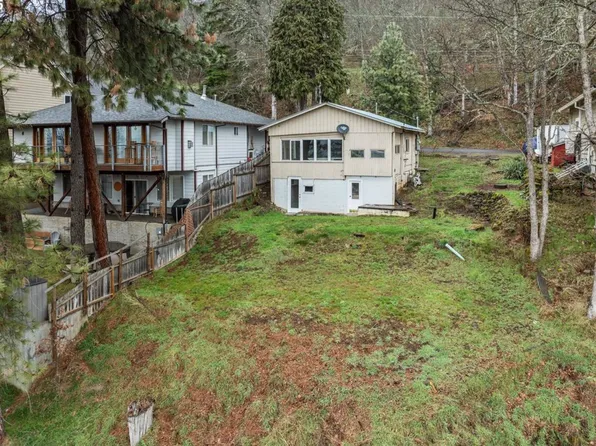 105 Lois Ln, Bingen, WA 98605