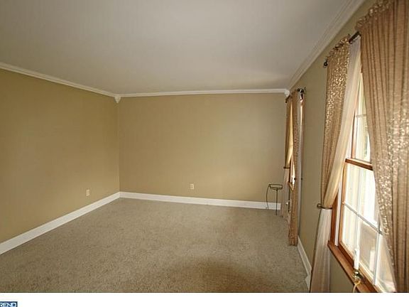 3rd image of 318 Pheasant Dr