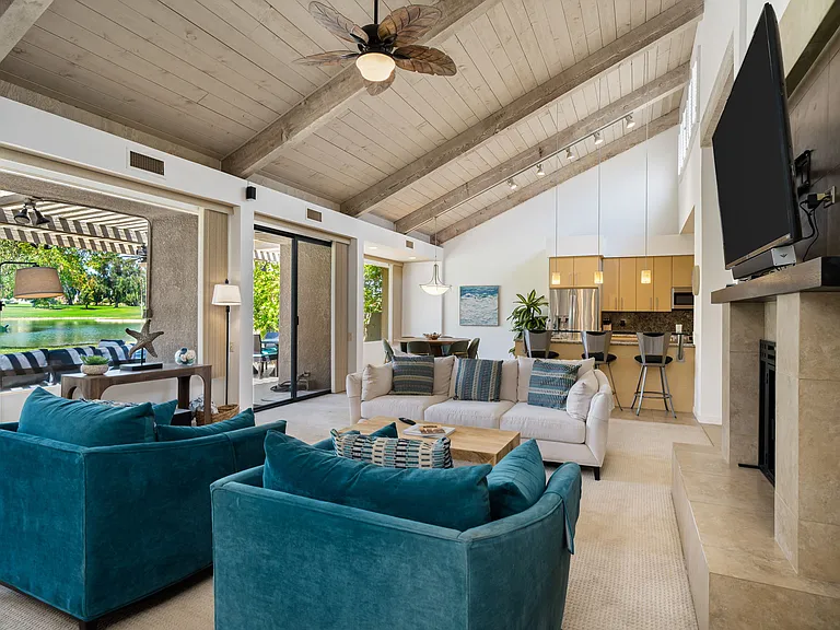 521 Desert West Dr — Photo 2