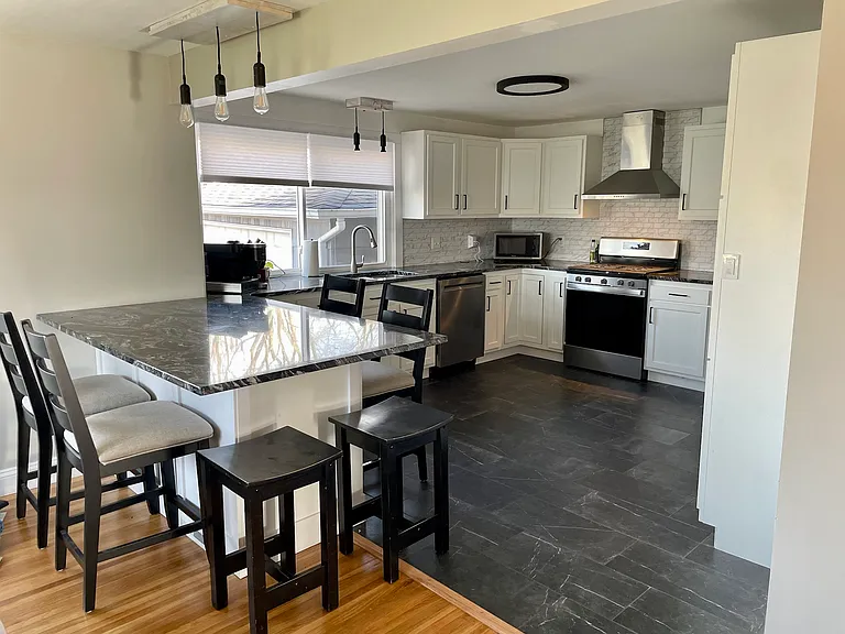 260 Waverly Ave — Photo 8