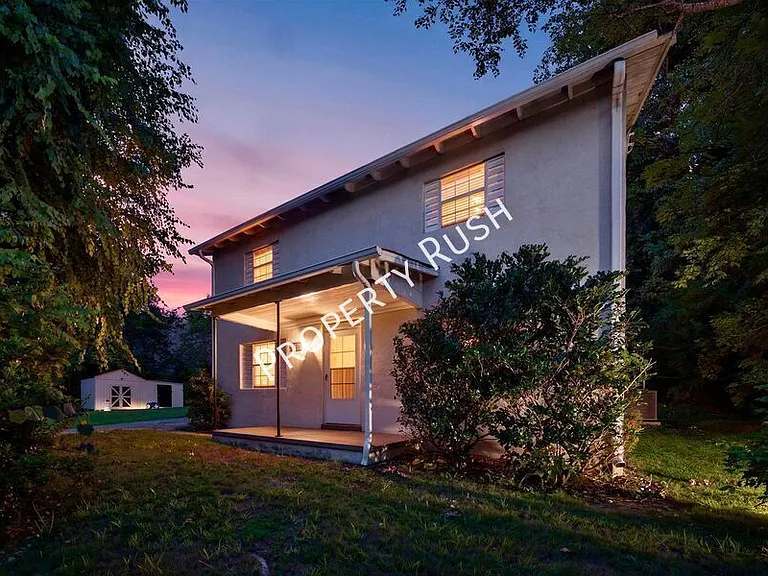 424 Hedgewood Dr — Photo 2