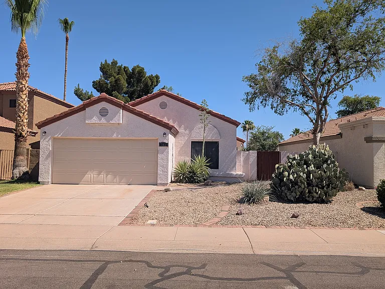 140 S Willow Creek St — Photo 2