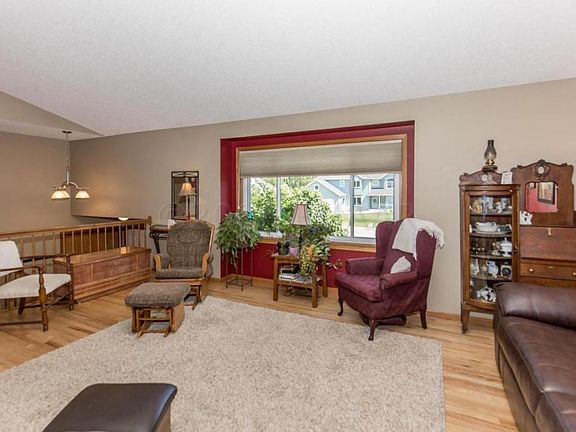 3rd image of 652 8th Ave S