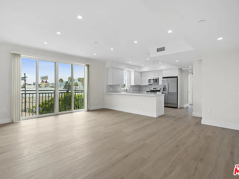 11042 La Maida St #202 — Photo 3