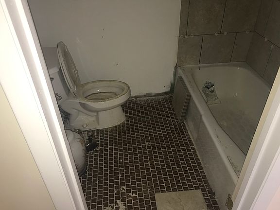 3rd image of 112 E Fremont St