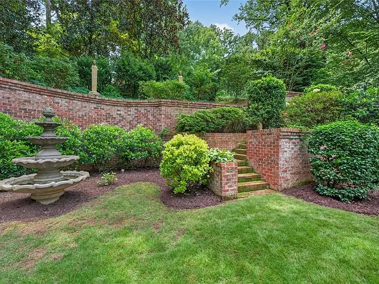 140 Valley Rd NW — Photo 4