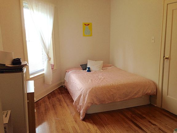 Large room with window giving on the backyard