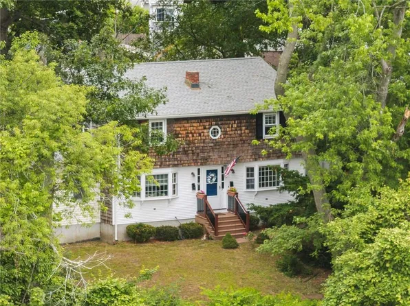 145-147 Oak Crest Dr E, Riverside, RI 02915