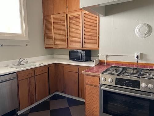 2nd image of 939 Oak St #939