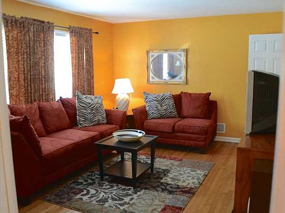 3rd image of 318 Bedford Ave