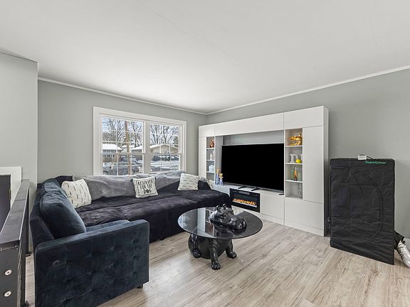 2nd image of 1364 Leslie Ln