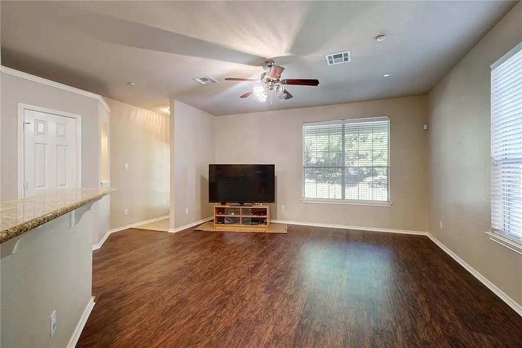 2 bed, 2.5 bath, 1473 sqft, $1,900 — Photo 4
