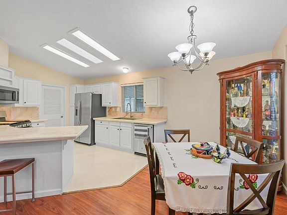 4th image of 522 Loma Verde Lane