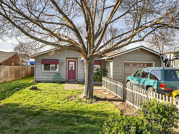 3rd image of 8207 Division Rd