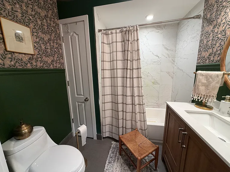 Full bathroom on 2nd floor