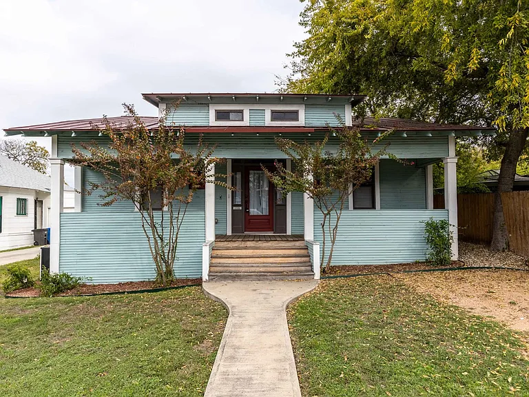 1121 E Crockett St — Photo 1