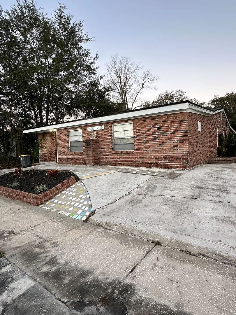 All Brick 4 bedroom 2 bath Northside Rental! — Photo 1