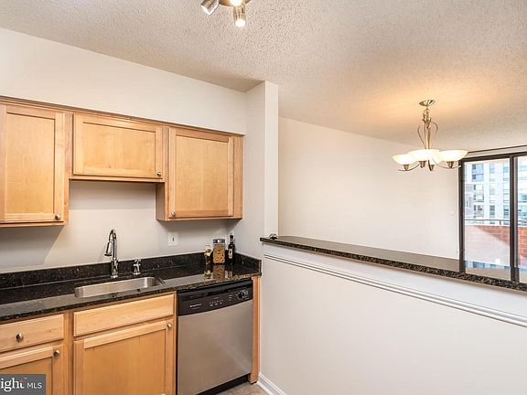3rd image of 1001 N Randolph St APT 916