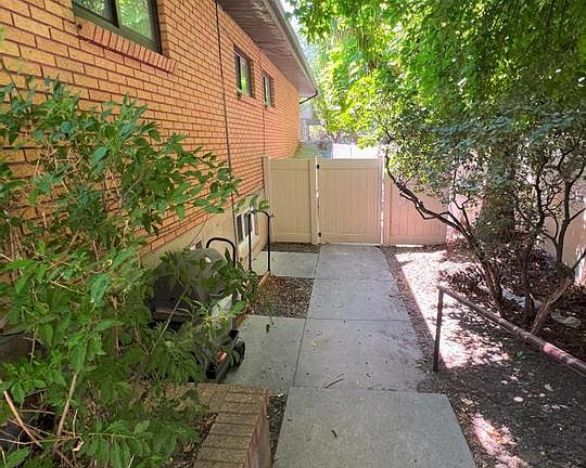 4th image of 1870 Cresthill Dr