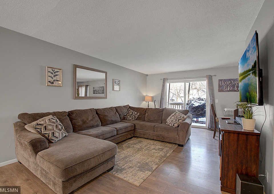 1st image of 76 River Woods Ln