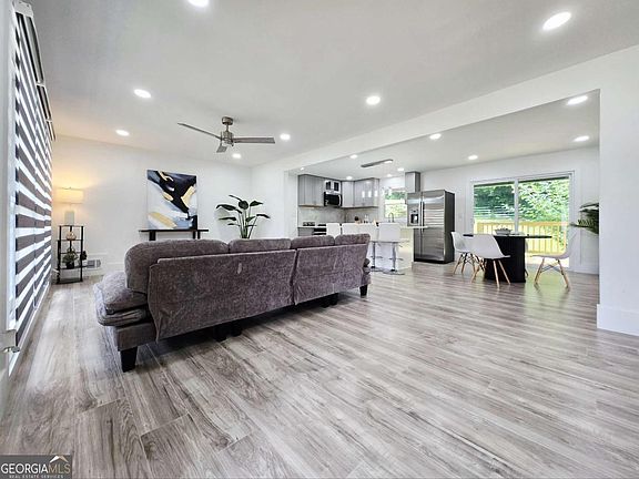 4th image of 2400 Glenrock Dr