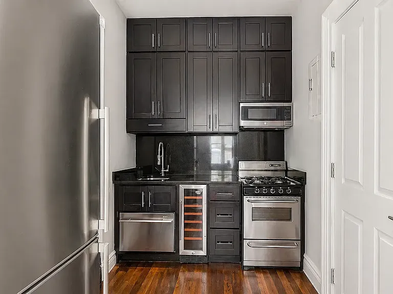 566 Hudson St #4A — Photo 3
