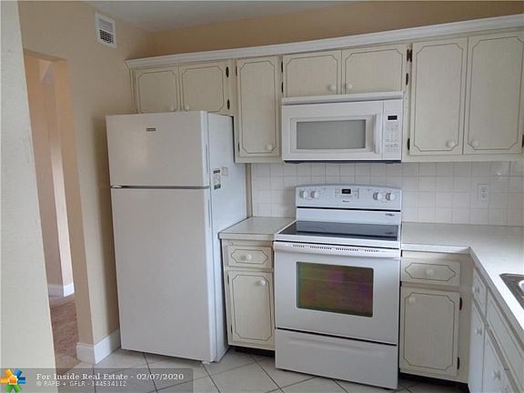 3rd image of 4200 Crystal Lake Dr APT 306