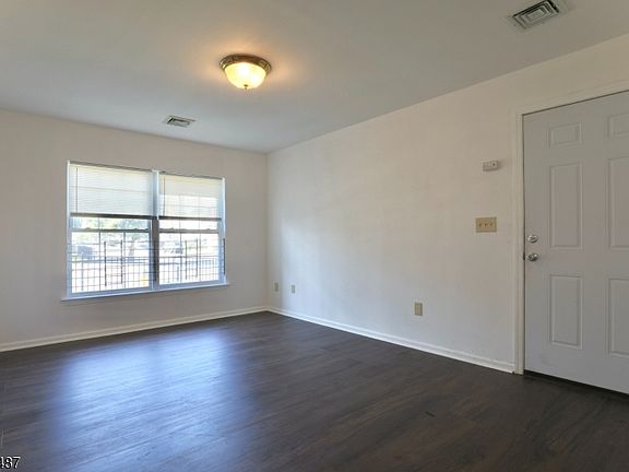 4th image of 586 15Th Ave