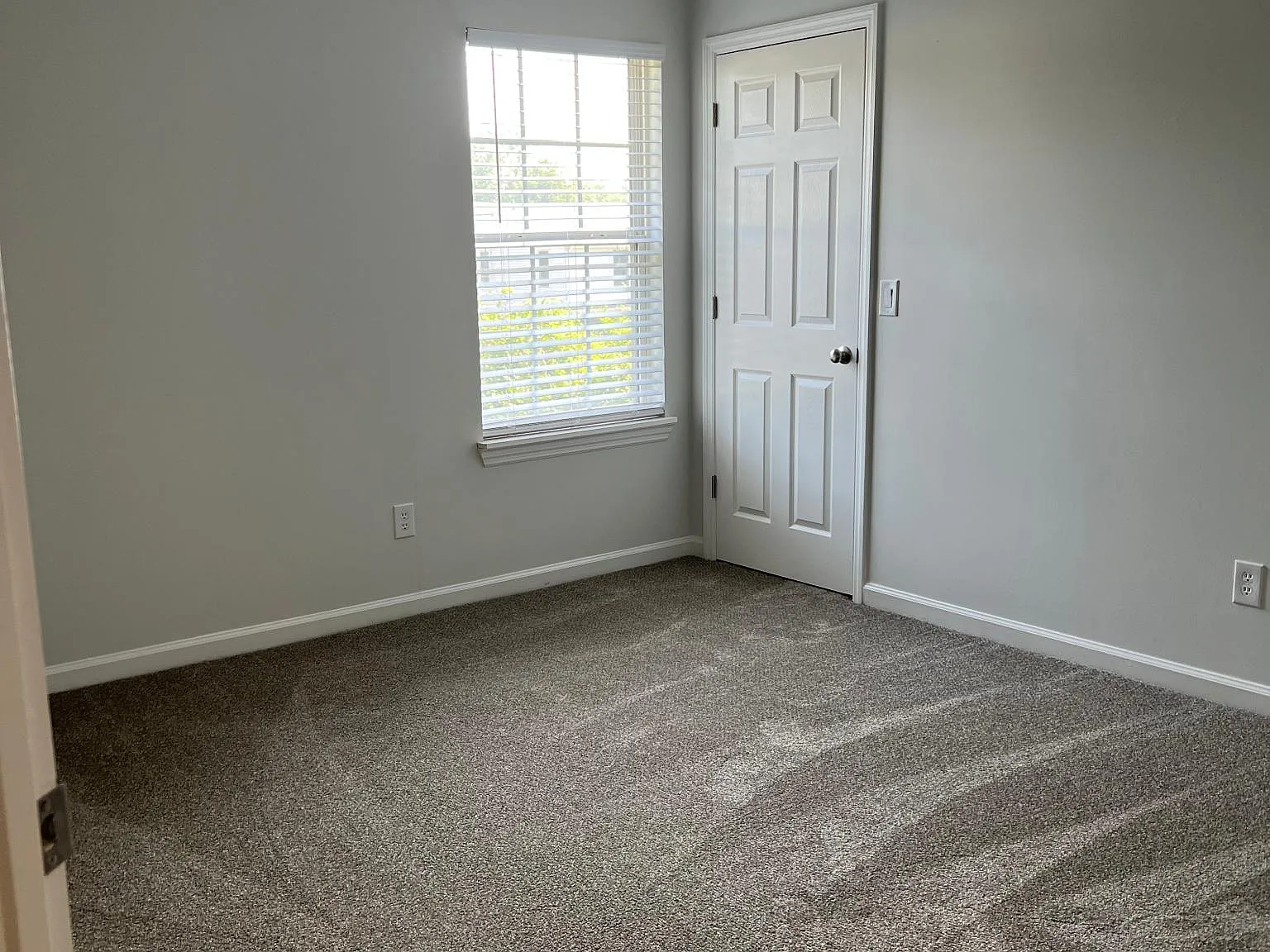 Redwood Park Apartments — Photo 3