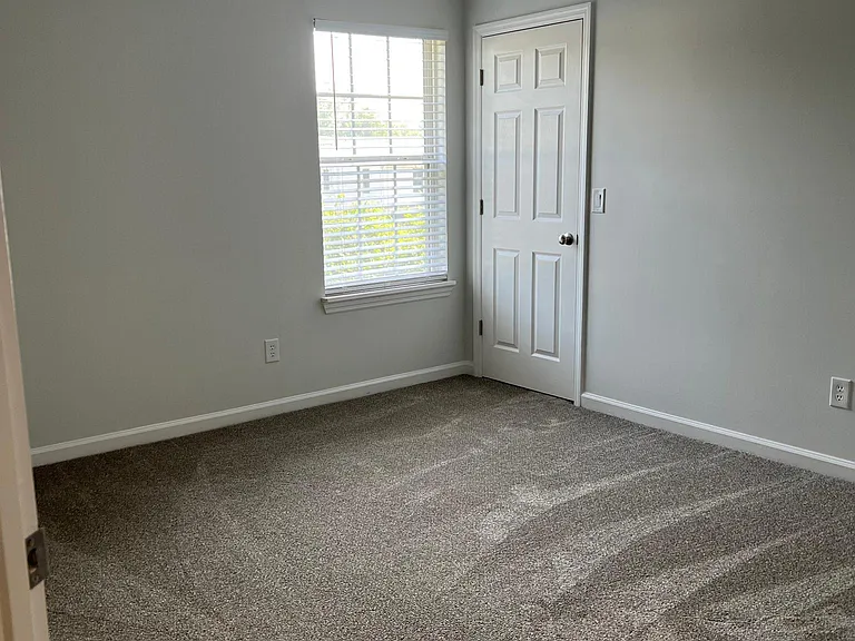 Redwood Park Apartments — Photo 3
