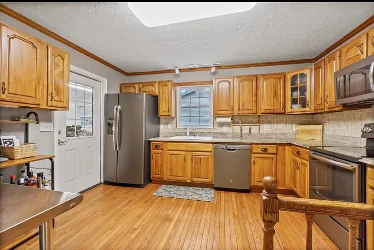 4 bed, 2107 sqft, $2,350 — Photo 3