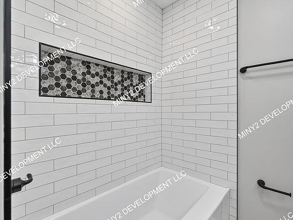 5th image of 21422 Pembroke Ave