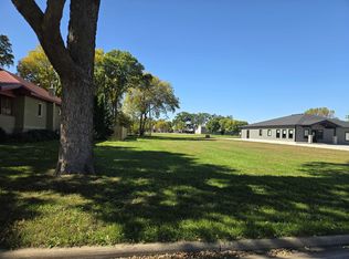 1915 Locust St, Yankton, SD 57078