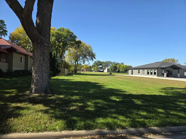 1915 Locust St, Yankton, SD 57078