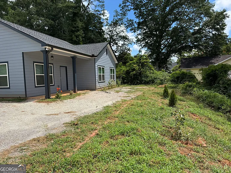 1555 W Poplar St — Photo 2